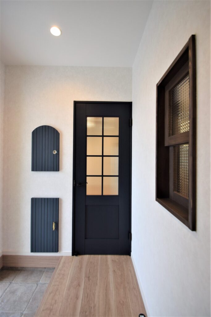 造作窓と扉付きニッチ収納がある玄関
