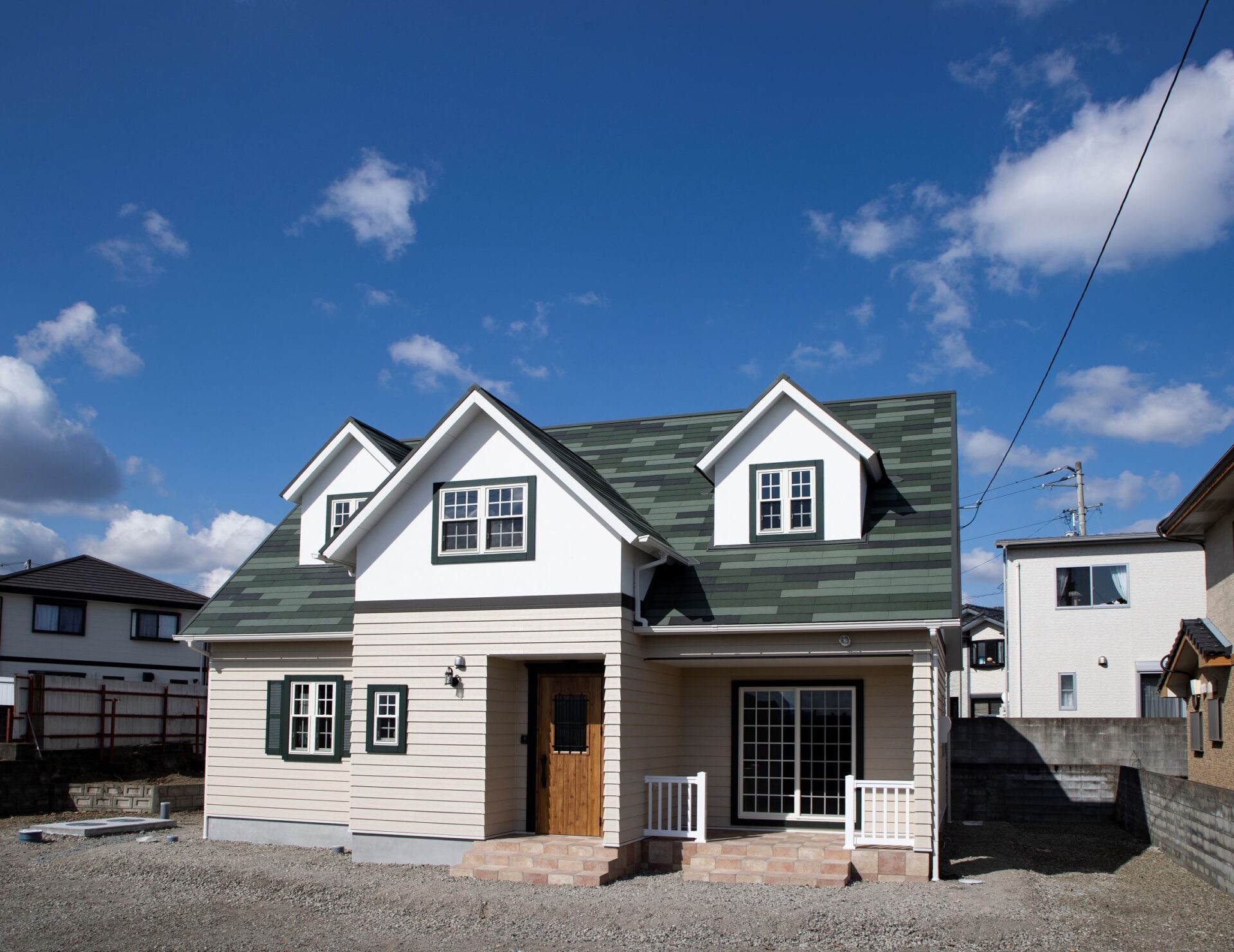 グリーンの三角屋根がかわいいアメリカンハウス - 亜光建設株式会社