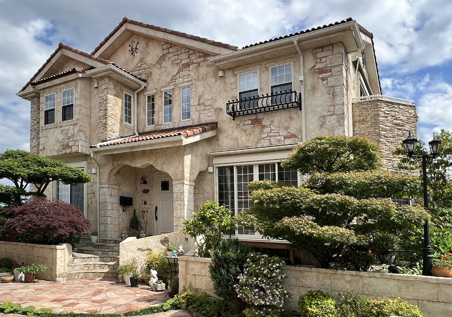 りく＆カイ 赤い窓のモルタル背景とニャンコ柄のリースプランター